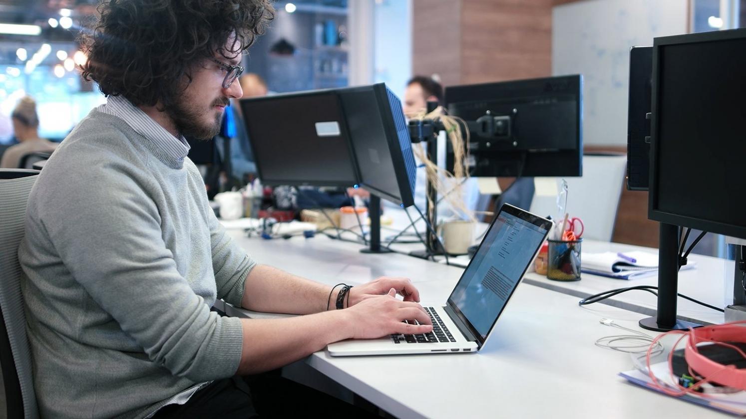 Sesja webinaru Tunorxav - prowadzący omawia strategie motywacji zespołu