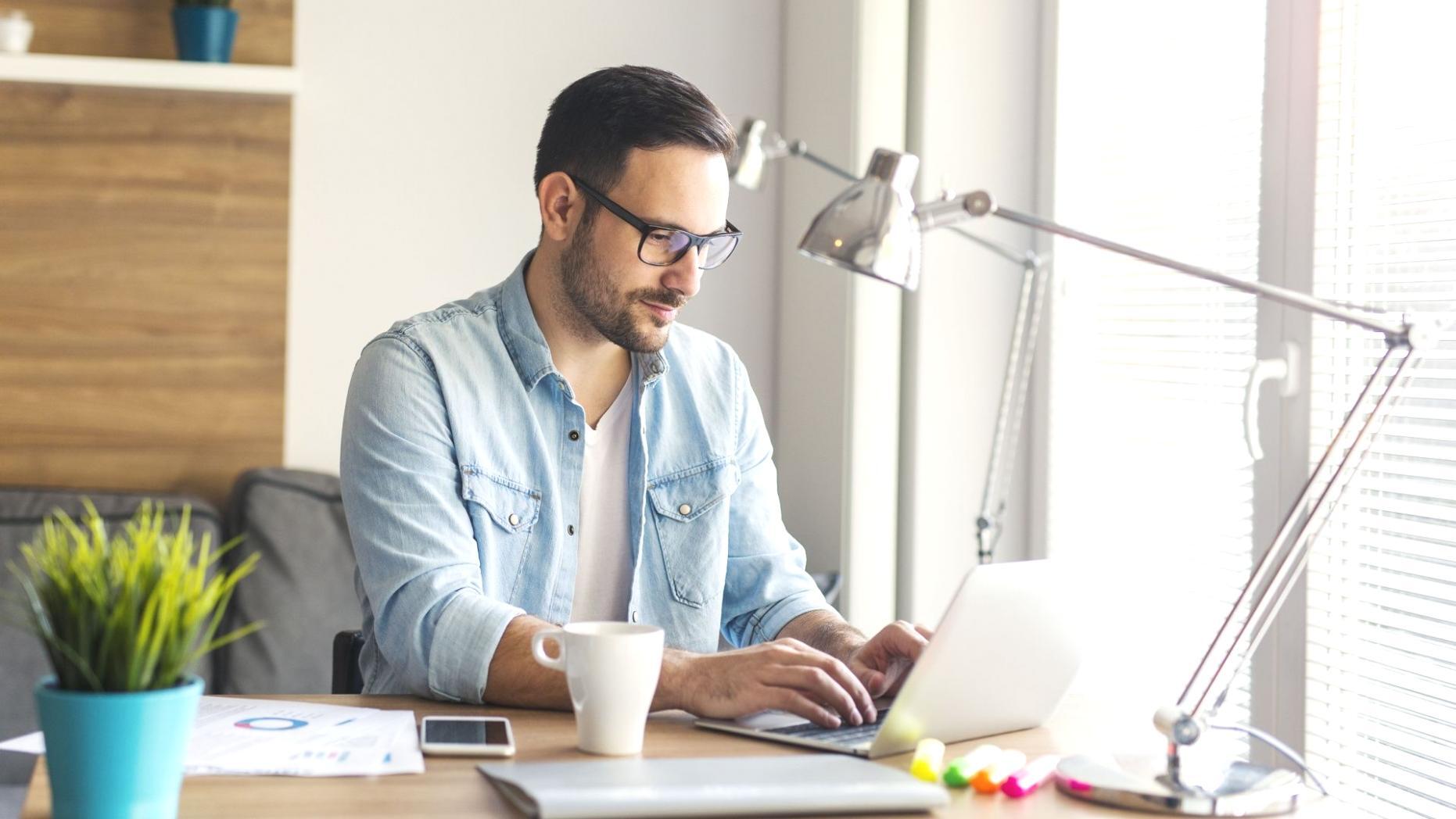 Menedżer korzystający z materiałów szkoleniowych po webinarze